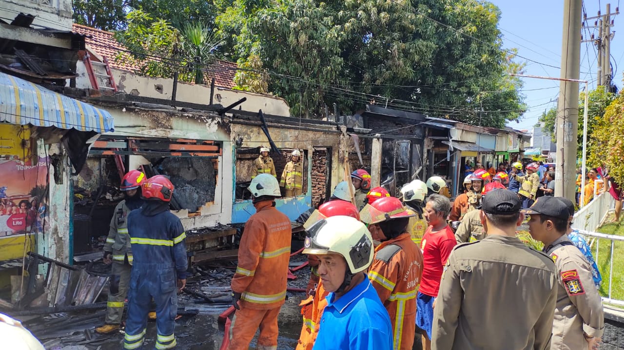Kebakaran 5 Toko Stand di Jalan Tambak Dukuh Surabaya, Polisi Pastikan Tak Ada Korban Jiwa