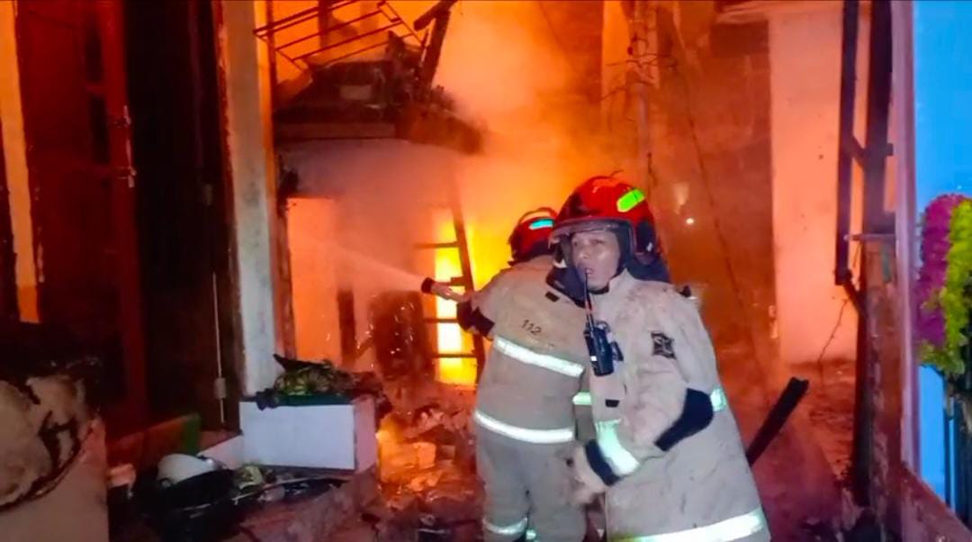 Satu Rumah di Kalimas Baru Ludes Terbakar, Api Menjalar ke Tiga Bangunan Tetangga