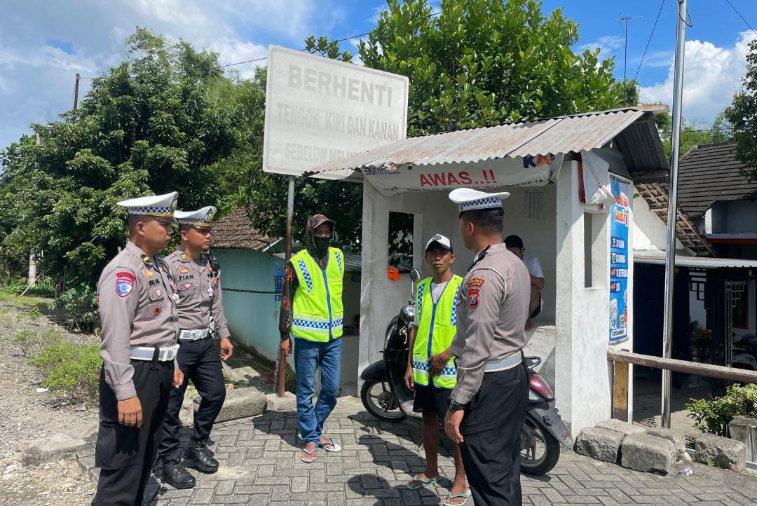 Jelang Mudik Lebaran, Satlantas Polres Bojonegoro Cek Pos Perlintasakan KAI Tanpa Palang Pintu