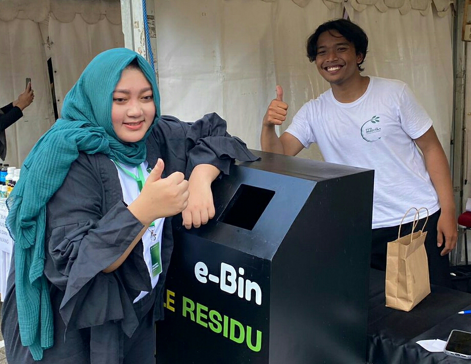 Tempat Sampah Berbasis IoT, Menangkan Tujubelasan Startup Fest