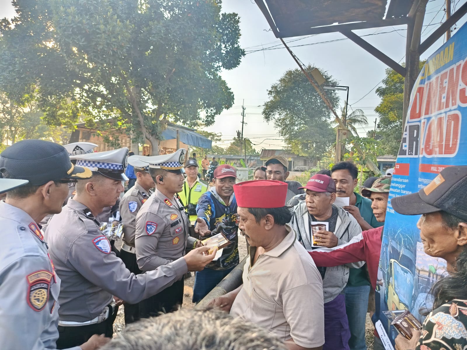 Gandeng Dishub, Satlantas Situbondo Edukasi Pengemudi Angkutan Bebas ODOL