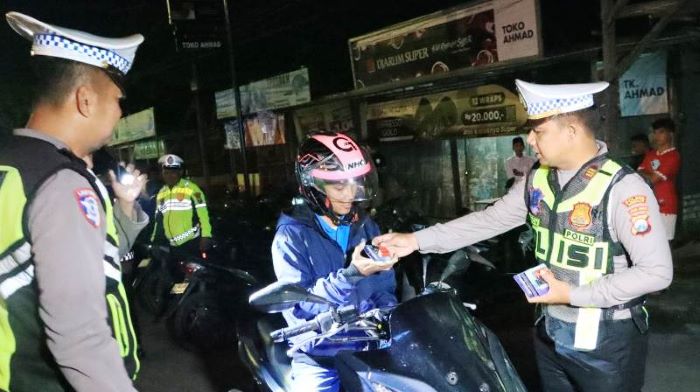 Selain Jaring Motor Bodong,Tim Razia Polres Bangkalan Tebar Hadiah kepada Pengendara Tertib Lalin