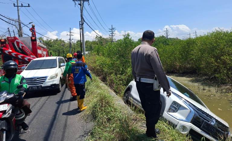 Mitsubishi Xpander Terperosok ke Sungai di Benowo Surabaya, Sopir Diduga Microsleep