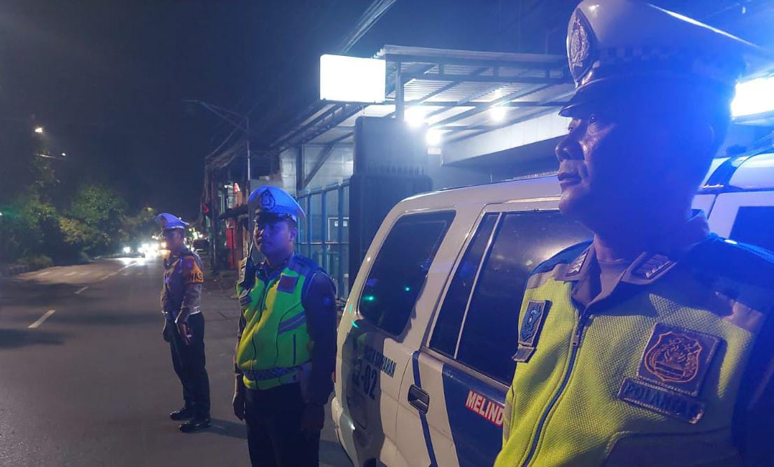 Patroli Bluelight Polsek Sawahan Pastikan Keamanan Dini Hari di Surabaya