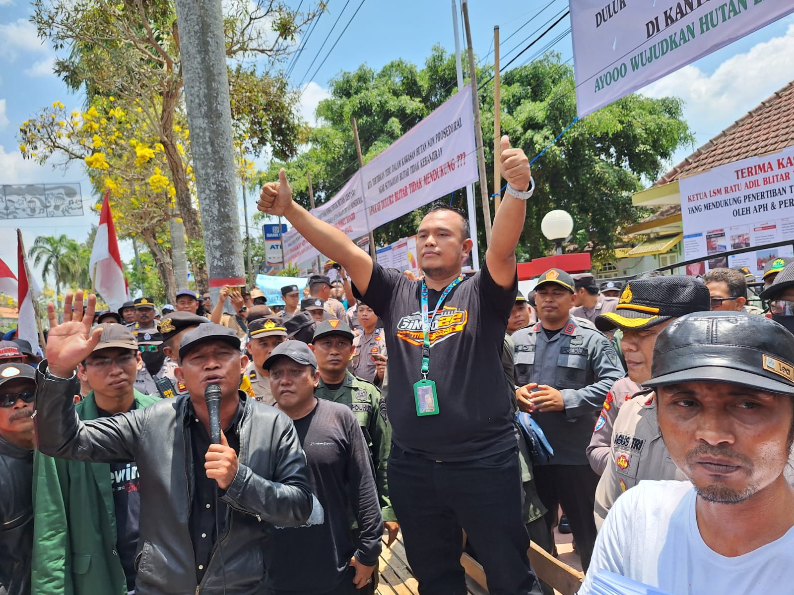 Ratusan Petani Berunjuk Rasa di Depan Kantor Perhutani Blitar, Ini Tuntutan Mereka