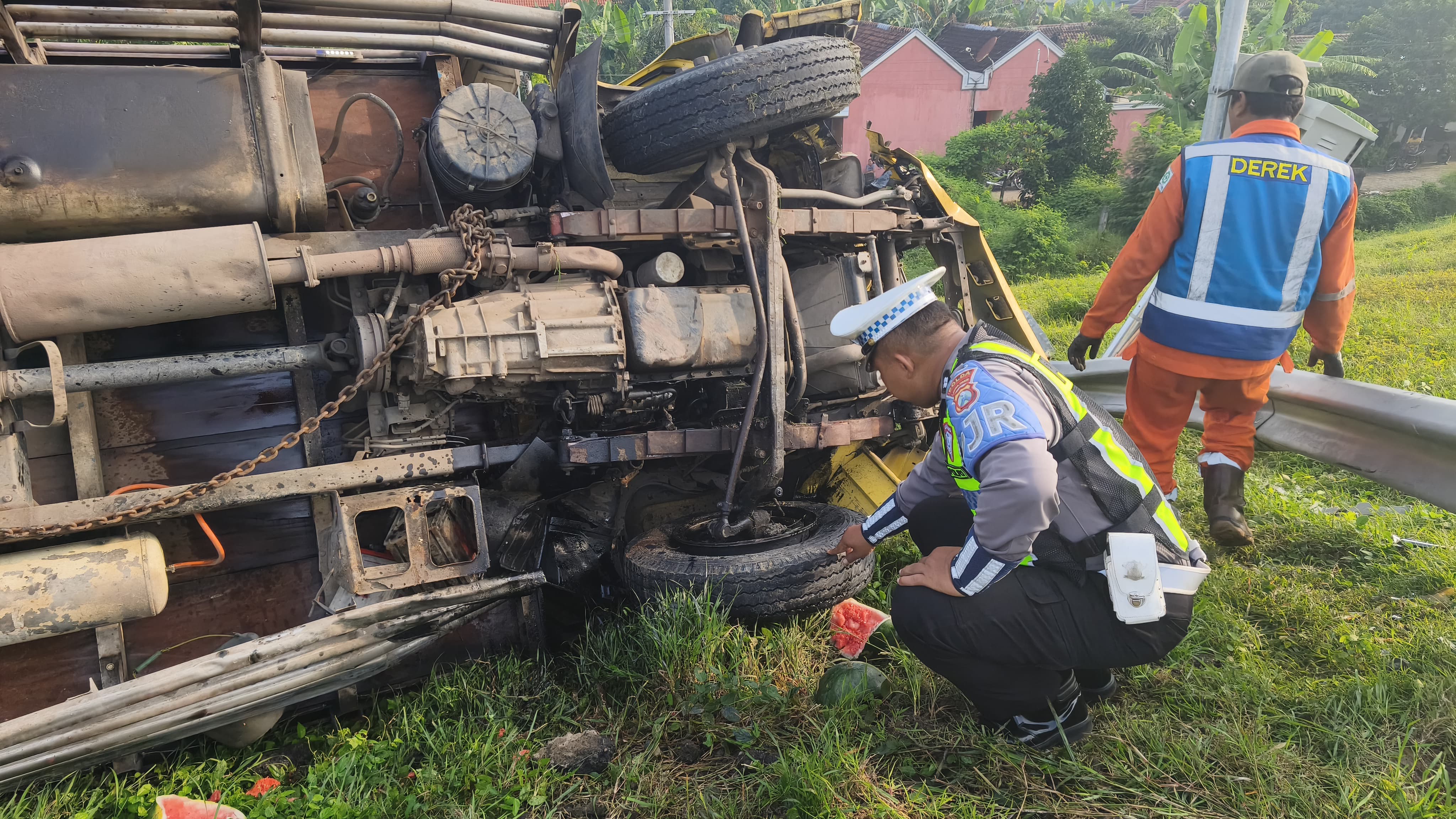 Pecah Ban, Truk Muat Semangka Terguling di Tol Caruban
