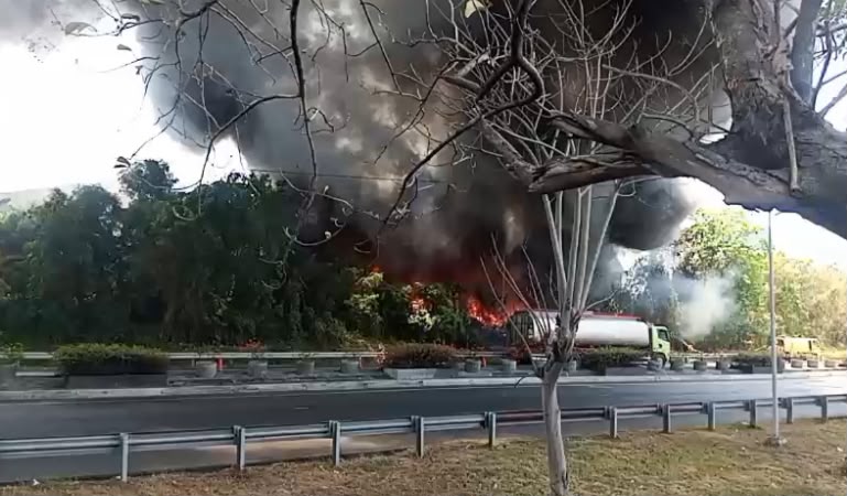 Bekas Gudang Pabrik Sandal di Gresik Terbakar, Asap Hitam Terlihat di Pemukiman