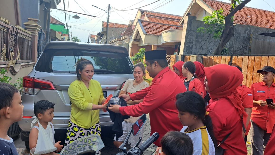 Cegah Stunting Anak, PDI-P Kota Surabaya Bagikan Telur Gratis