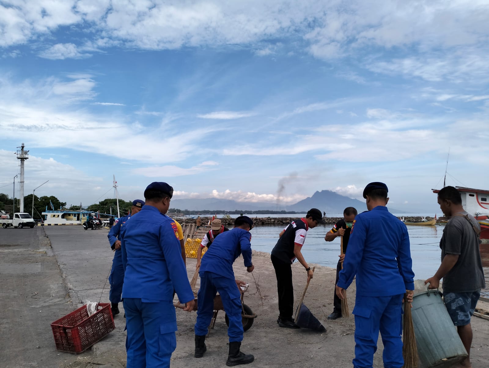 World Ocean Day, Satpolairud Polres Situbondo Bersama Masyarakat Laksanakan Bersih Bersih Pantai