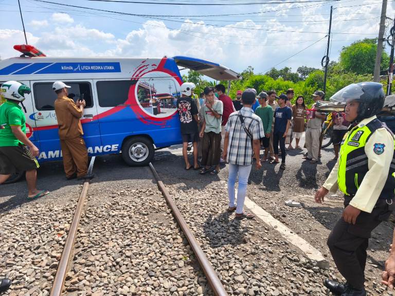 KA Dhoho Tabrak Satu Keluarga di Rembang Pasuruan: Ayah Tewas, Nenek dan Balita Kritis
