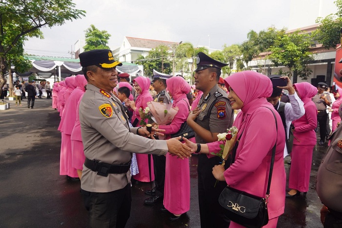 Lima Anggota Polsek Rungkut Naik Pangkat Dalam Upacara di Polrestabes Surabaya