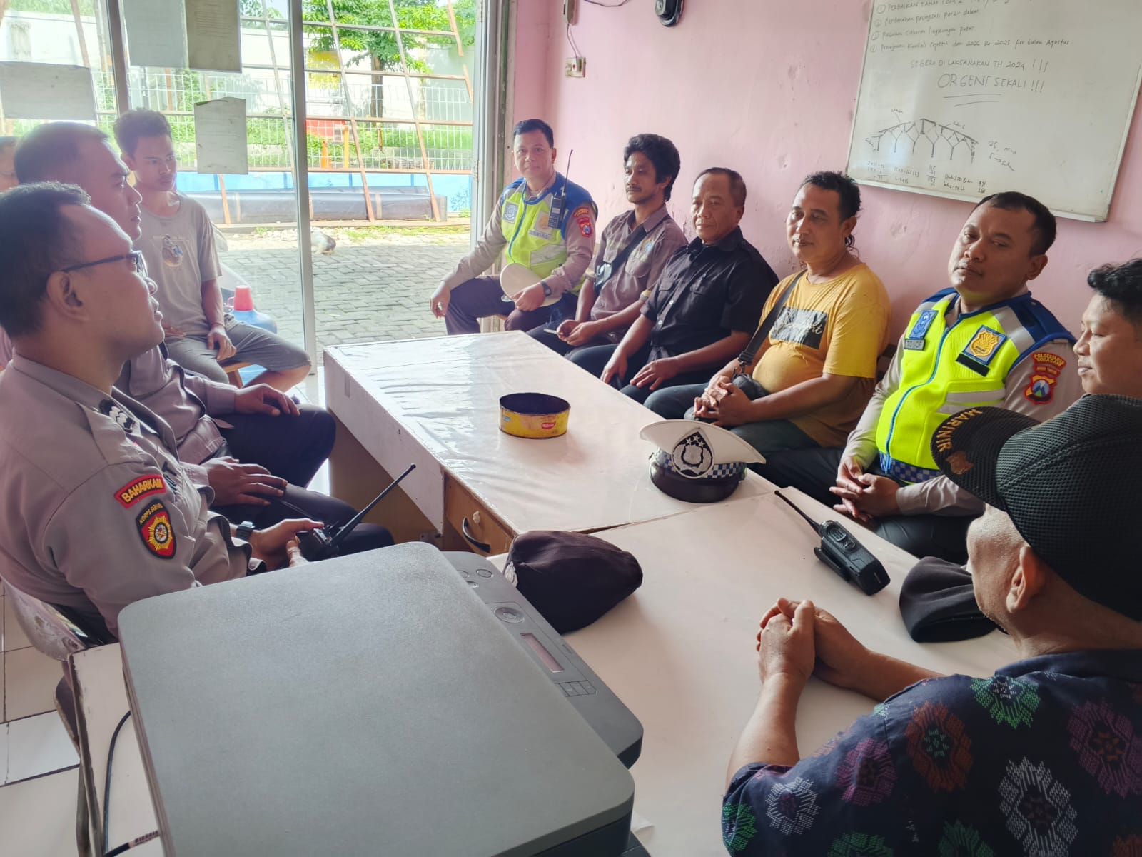 Polsek Wonocolo Gelar Jumat Curhat di Pasar LPMK Siwalankerto, Sosialisasi KUHP Baru