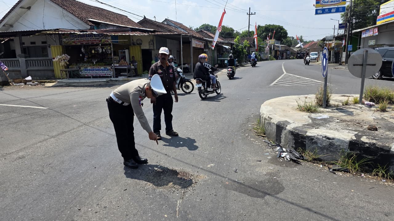 Ditabrak Truk di Bundaran Simpang Empat Jember, Penumpang Motor Meninggal Dunia