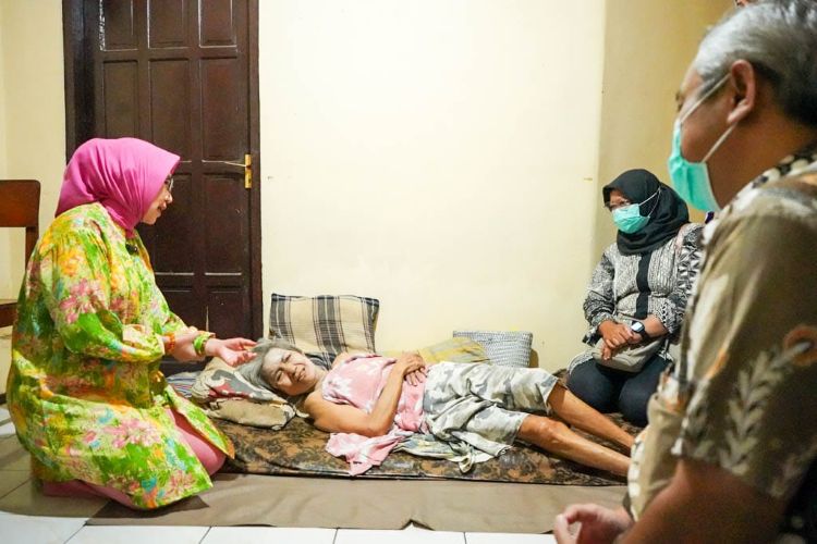 Bunda Indah Jenguk Lansia Lumajang Sakit, Serahkan Bantuan Uang Tunai