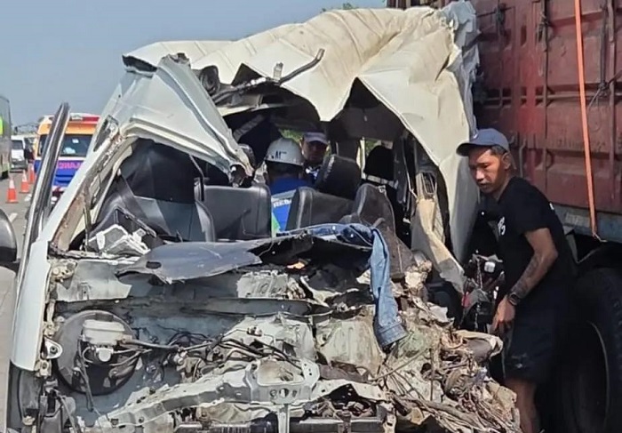 HiAce Rombongan Suporter PSS Sleman Kecelakaan di Tol Madiun, 4 Orang Tewas