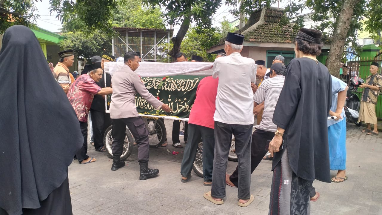 Anggota Polsek Buduran Bantu Prosesi Pemakaman Warga