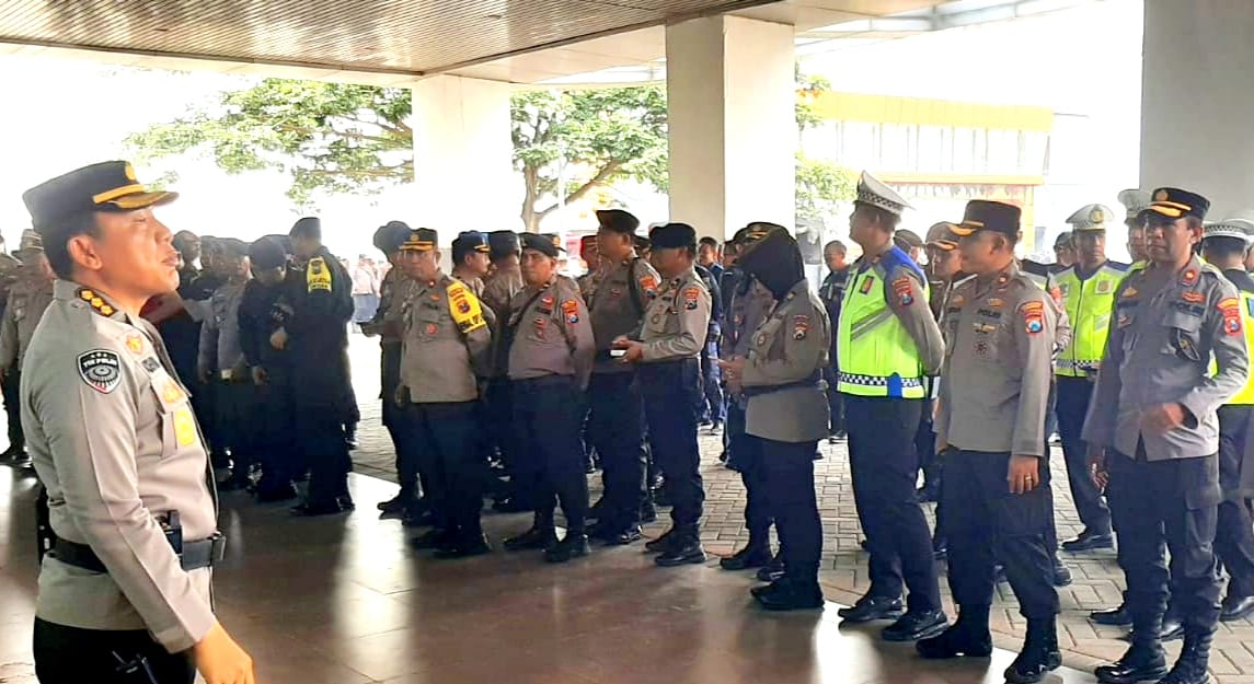 Polsek Simokerto Laksanakan Pengamanan di Pintu Masuk Stadion GBT untuk Piala Dunia U-17