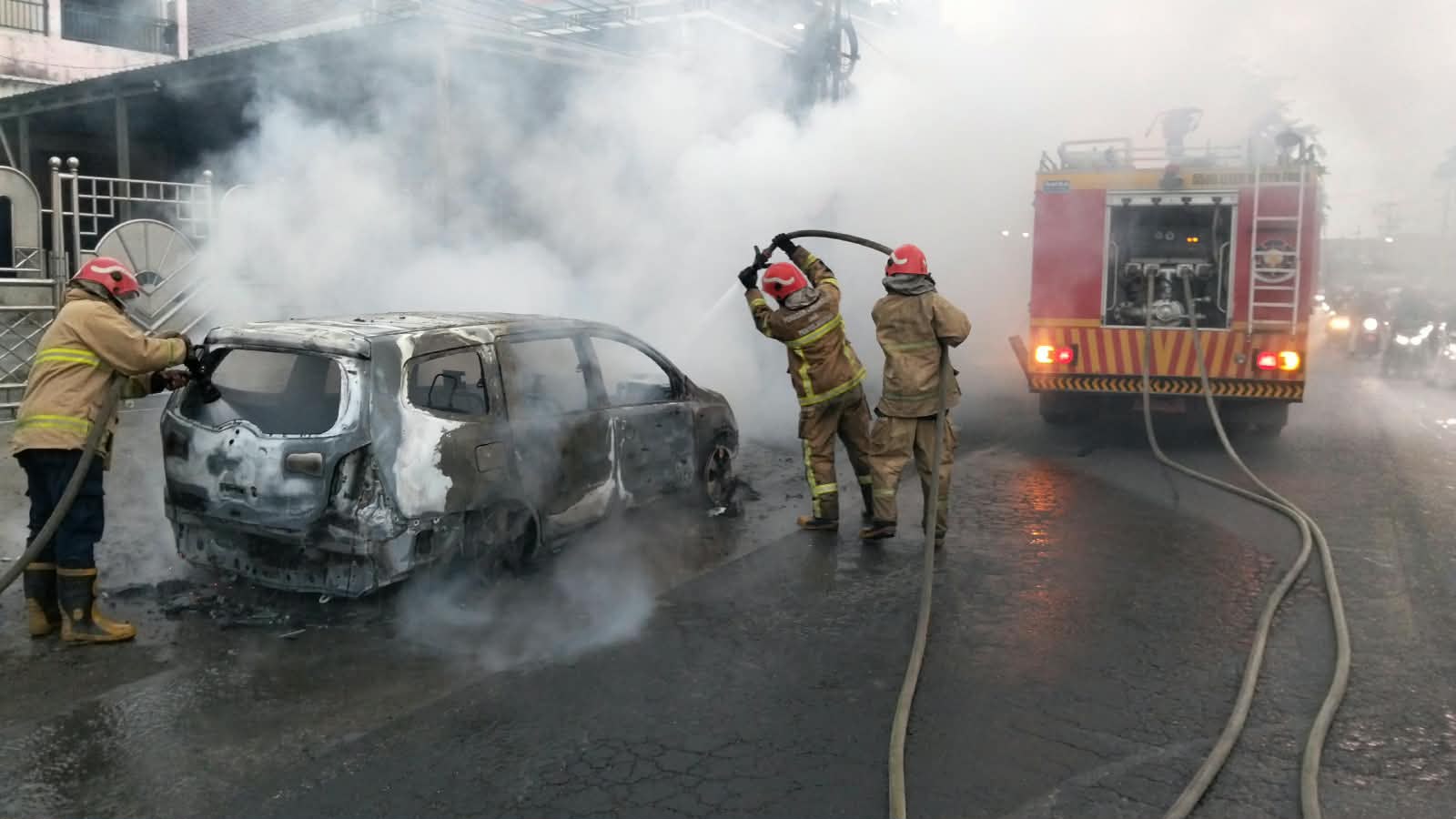 Grand Livina Ludes Terbakar di Cerme Gresik, Persneling Sempat Macet