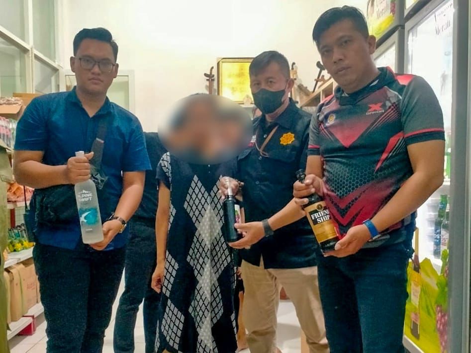 Edarkan Mihol Tanpa Izin, Satpol PP Surabaya Sita 28 Botol dari Toko Kelontong