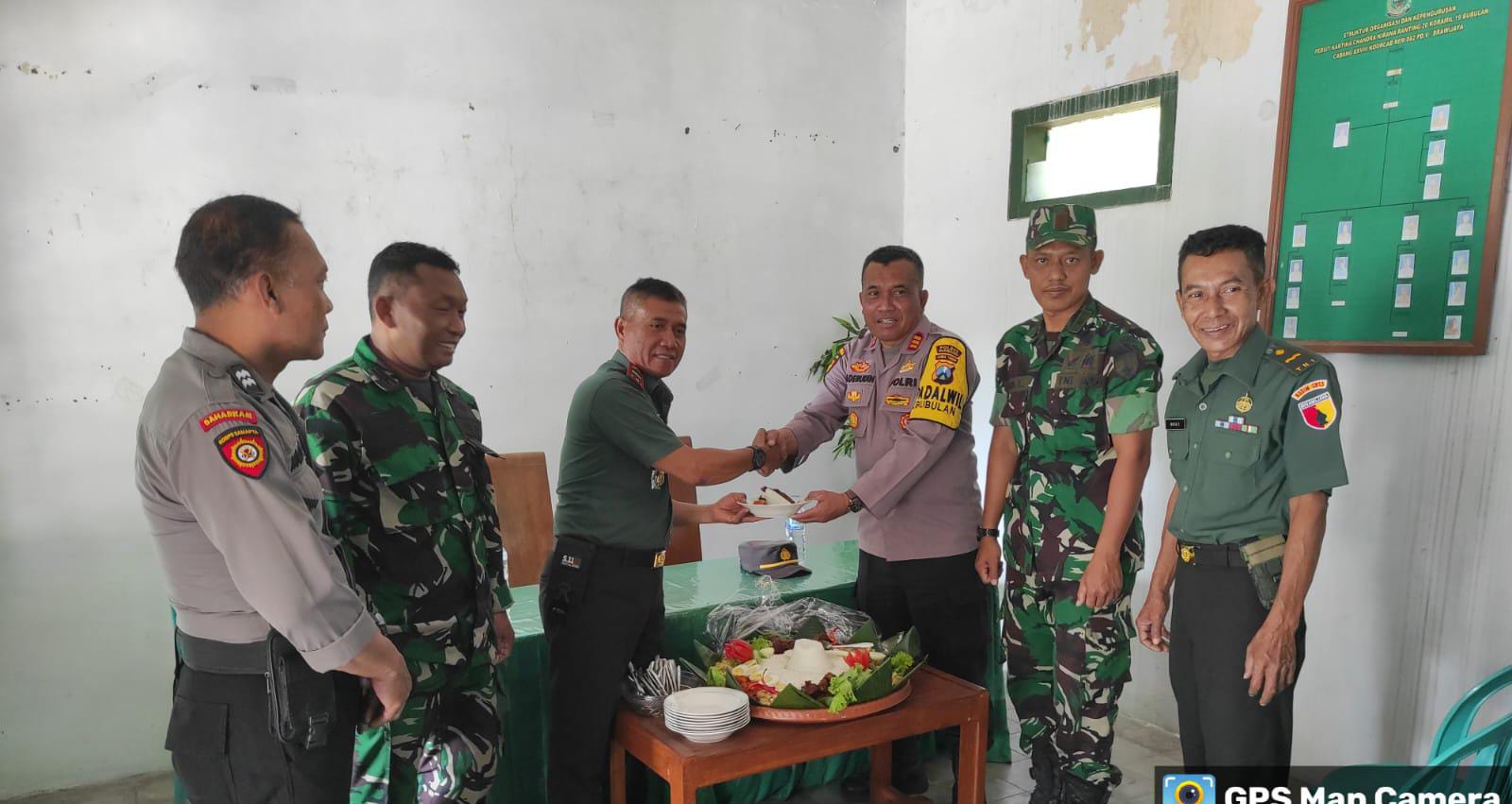 Wujudkan Sinergitas TNI-Polri, Kapolsek Bubulan Syukuran Bareng Danramil di HUT TNI Ke-79