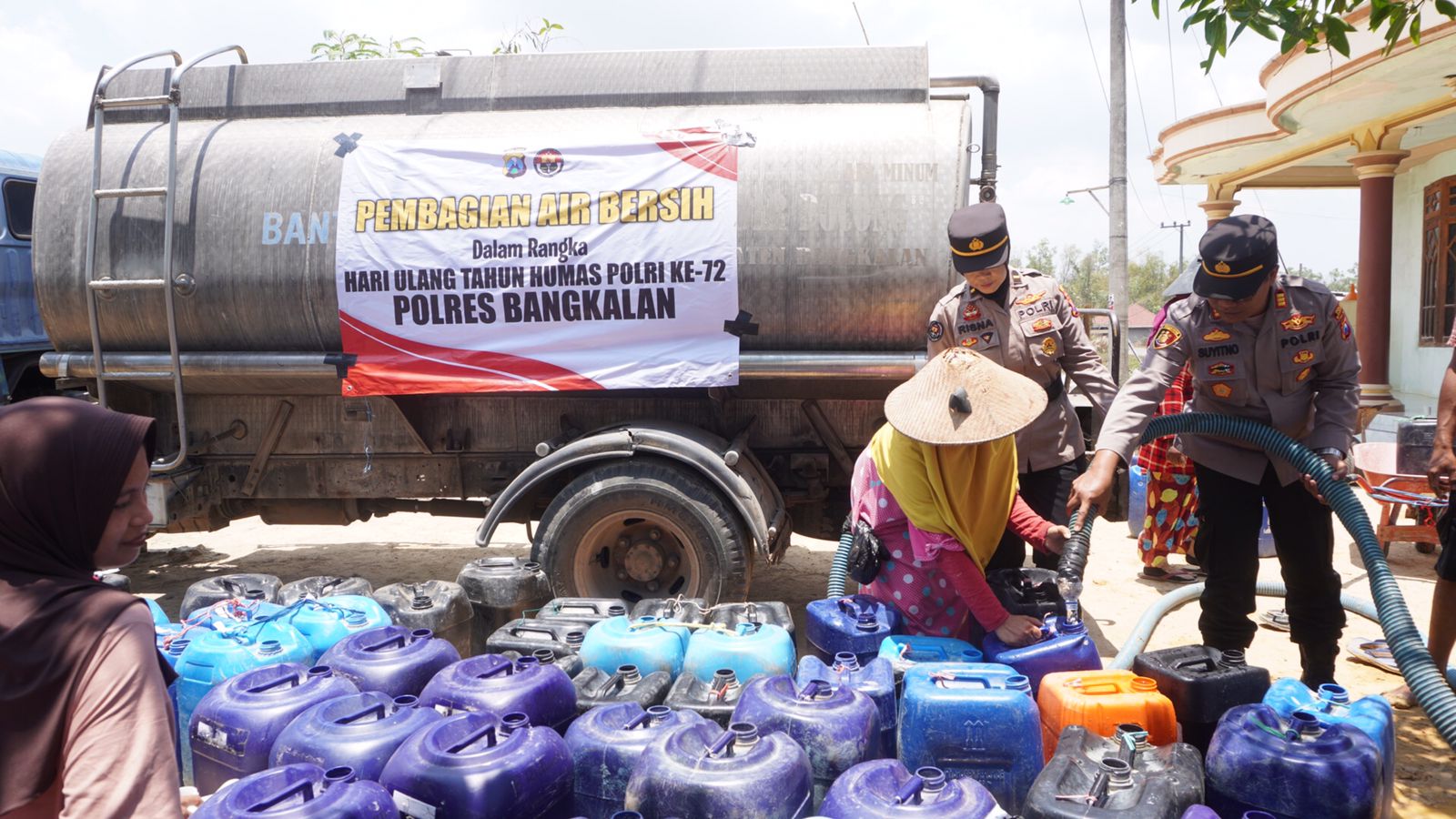 Polres Bangkalan Pasok 12 Ribu Liter Air Bersih di Kecamatan Geger
