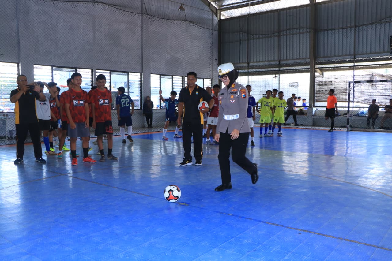 Polres Ngawi Gelar Turnamen Futsal Lomba Kamtibmas Piala Kapolres Ngawi 2025
