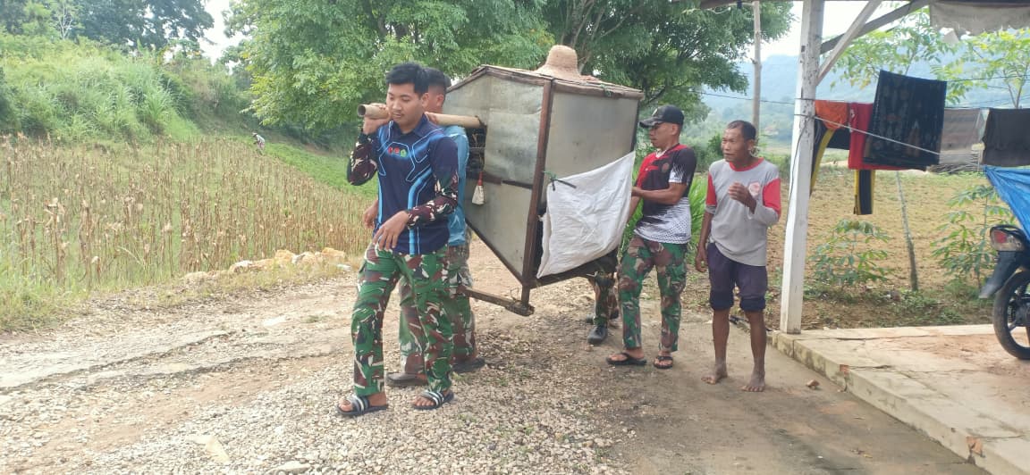 Serda Rama Eka Putra Bantu Petani Angkat Alat Perontok Padi di Dusun Karang