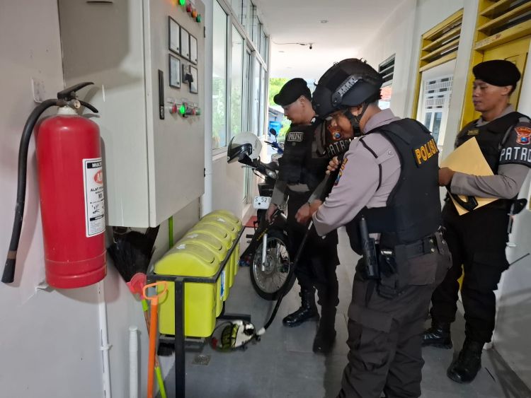 Polres Lamongan Sterilisasi dan Lakukan Body Screening di Gereja
