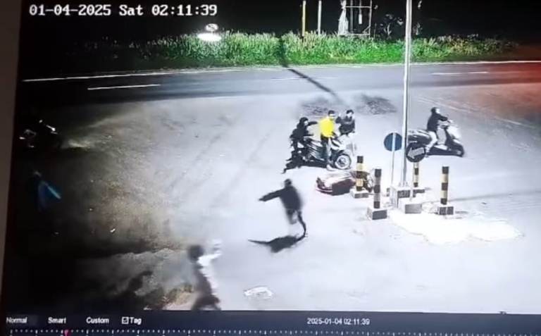 Acungkan Pedang, Begal Bersajam Rampas Scoopy di Jalan Raya Mlirip 