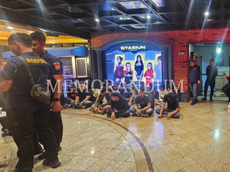 Polda Jatim Razia 3 Tempat Hiburan, Pengunjung Club Stasiun Surabaya Terbanyak Positif Narkoba