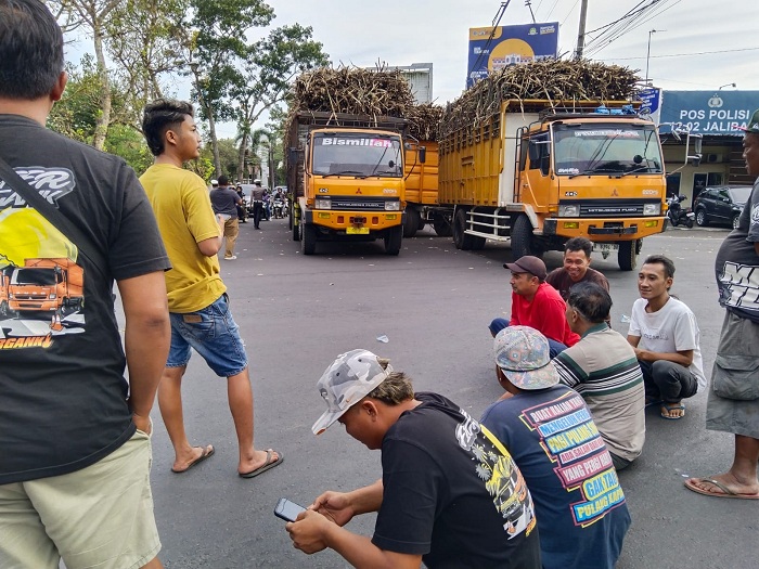 Sopir Truk Malang ‘Kepung’ Jalibar: Tolak Aturan ODOL, Ancam Demo ke DPRD Jika Tak Ada Titik Temu