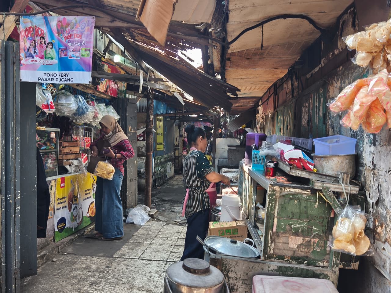Pedagang Emperan Pasar Pucang Anom Rutin Bayar Retribusi 4 Bulanan 