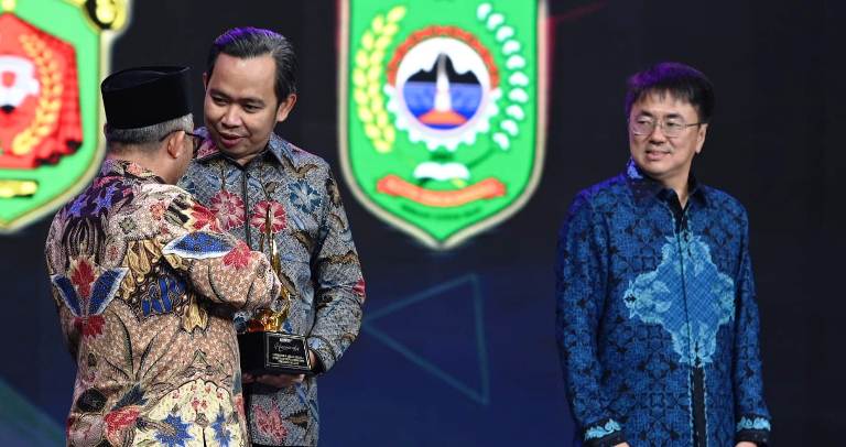 Komitmen di Bidang Pendidikan dan Kesehatan, Bupati Jember Fawait Raih Penghargaan