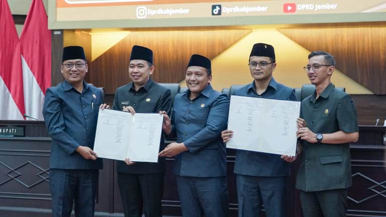 PAPBD Jember 2025 Disahkan, Dukungan Pusat Rp 1 Triliun dan Penerbangan Jember-Jakarta Jadi Bukti Nyata