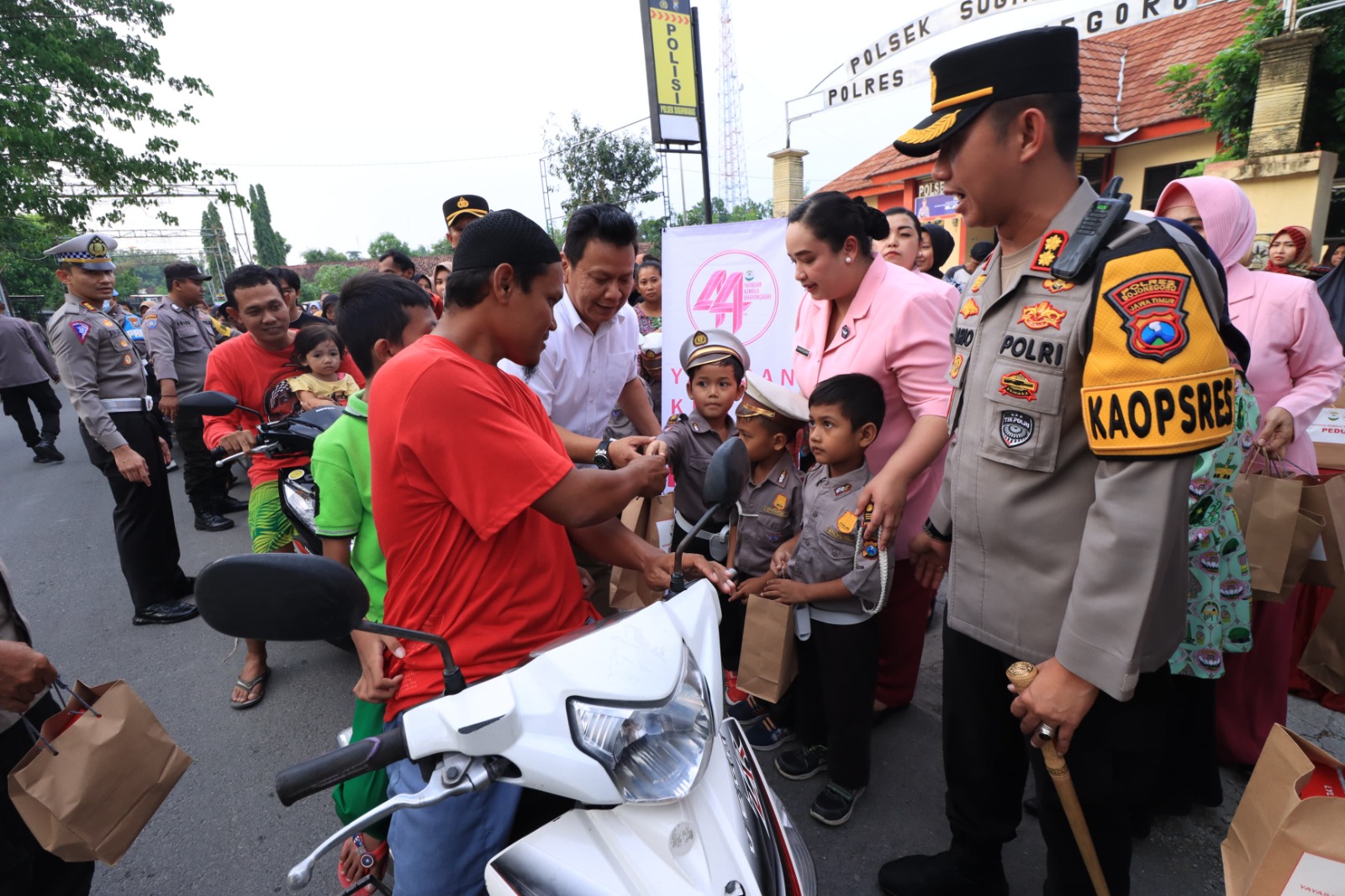 Kapolres Bersama Ketua PYKB Cabang Bojonegoro Bagi-Bagi Takjil kepada Warga