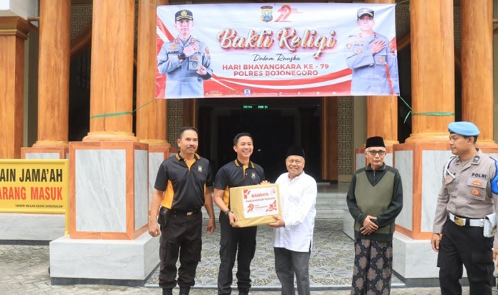 Jelang Hari Bhayangkara Ke-79, Polres Bojonegoro Bersih-bersih Rumah Ibadah Lintas Agama