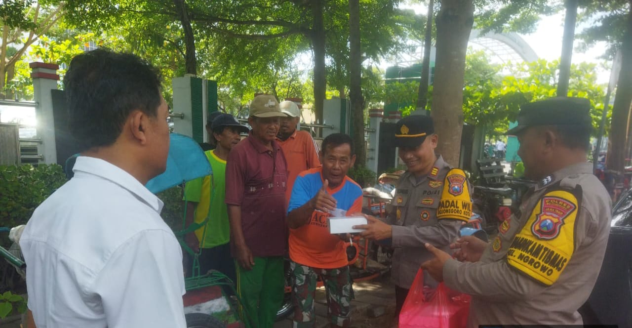 Polsek Bojonegoro Kota Bagikan 100 Nasi Bungkus ke Warga