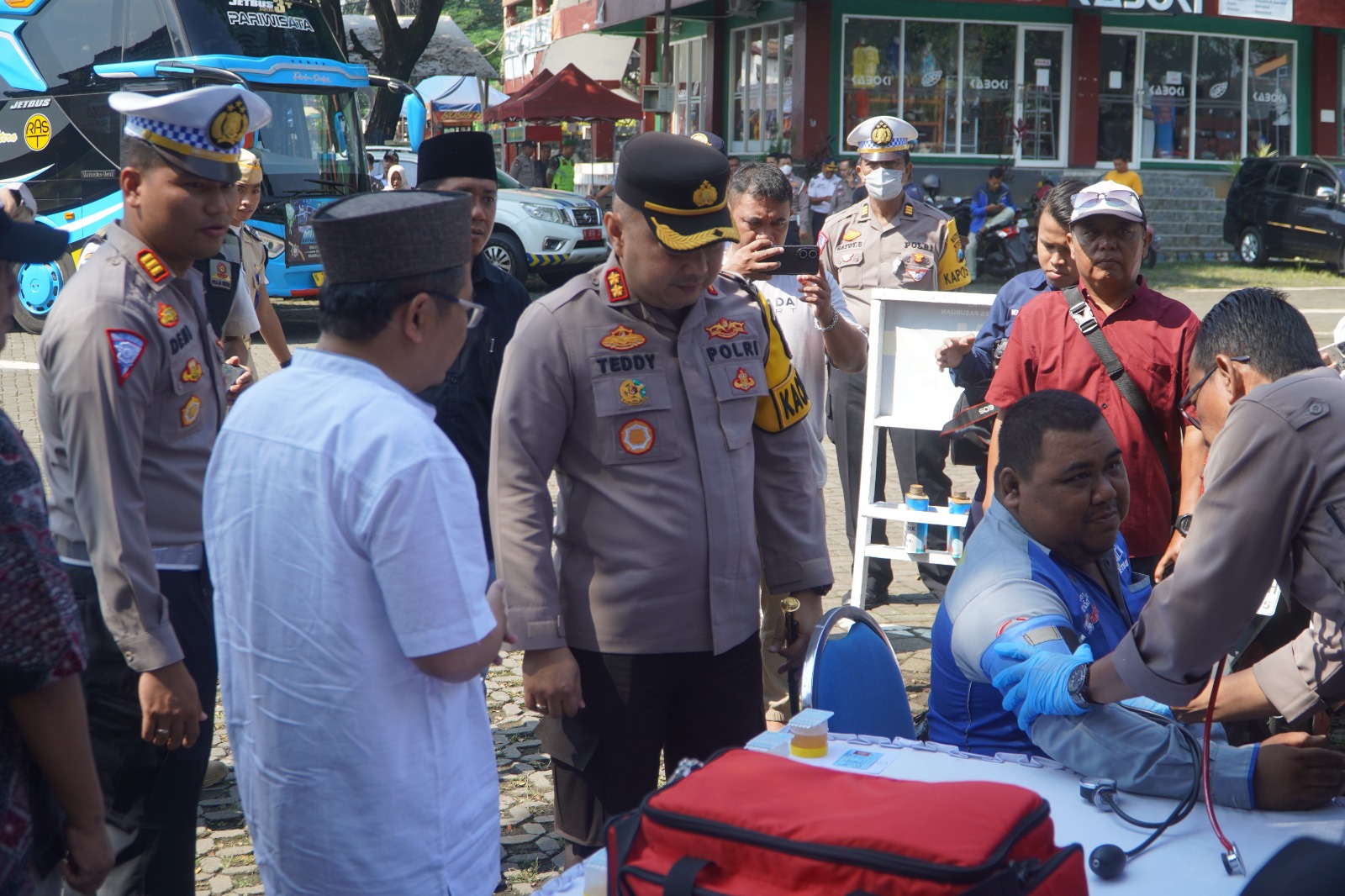 Kapolres Pasuruan Bersama Pj Bupati Lepas Mudik Gratis, Pastikan Aman dan Lancar