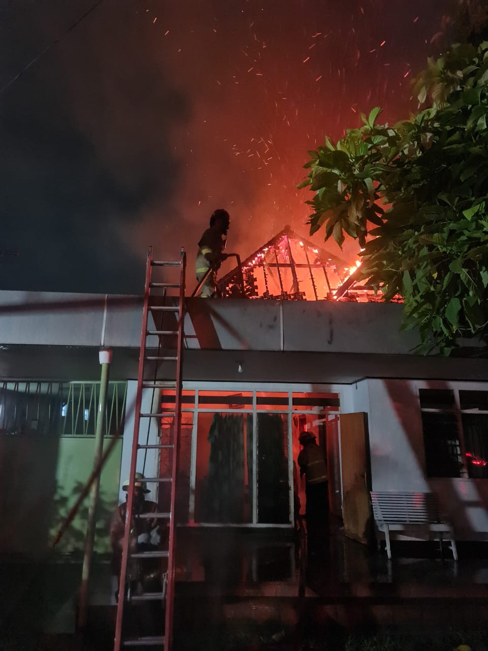 Diduga Korsleting, Rumah di Jalan Musi Terbakar