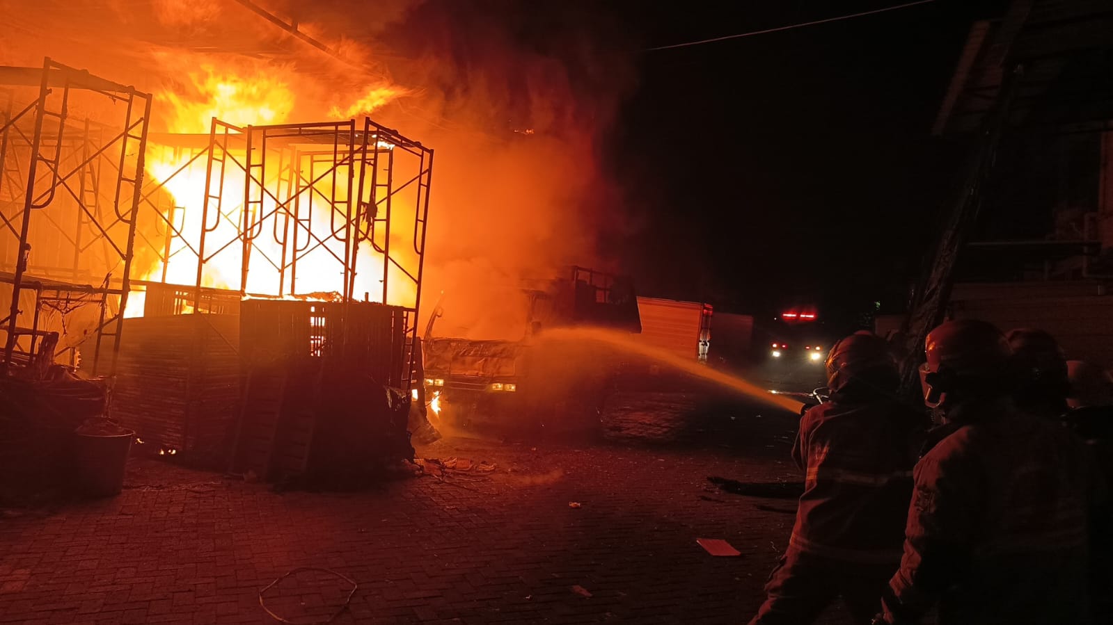 Gudang Barang Pecah Belah di Bubutan Surabaya Terbakar