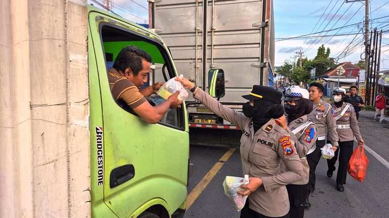 Polresta Banyuwangi Peduli: Bagikan Mamiri kepada Pengguna Jalan yang Terjebak Kepadatan di Pelabuhan Ketapang