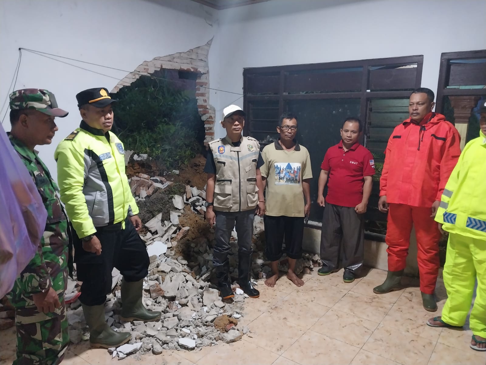 Polres Tulungagung Bersama Petugas Gabungan dan Masyarakat Kerja Bakti di Lokasi Longsor