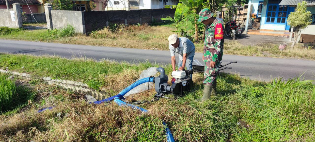 Tingkatkan Produktivitas Lahan Pertanian, Babinsa Tumpeng Dampingi Petani Pemanfaatan Pompanisasi