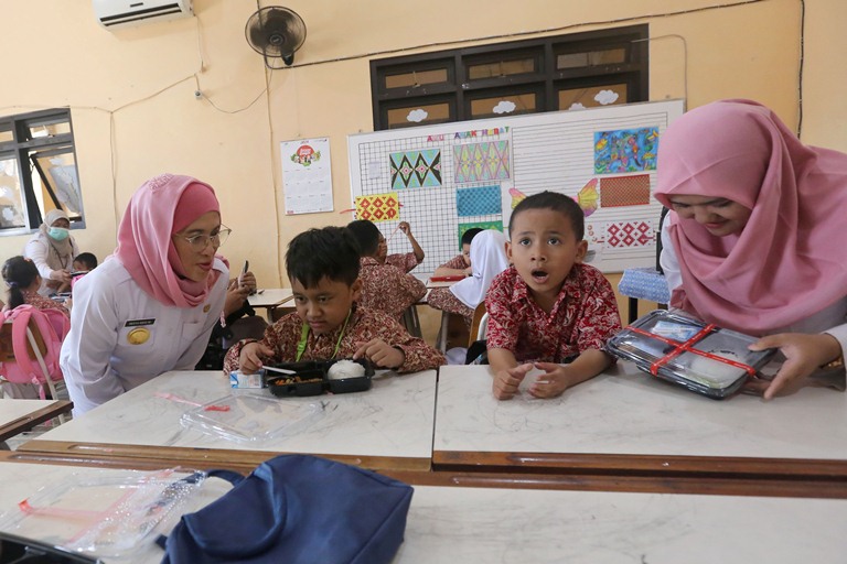 Tinjau Pelaksanaan Uji Coba Makan Gratis, Pjs Wali Kota Surabaya Minta Perhatikan Variasi Menu