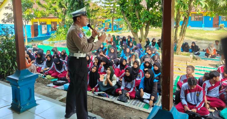 Polres Blitar Sosialisasi Edukatif di SMPN 3 Garum: Bina Karakter Siswa Sejak Dini 