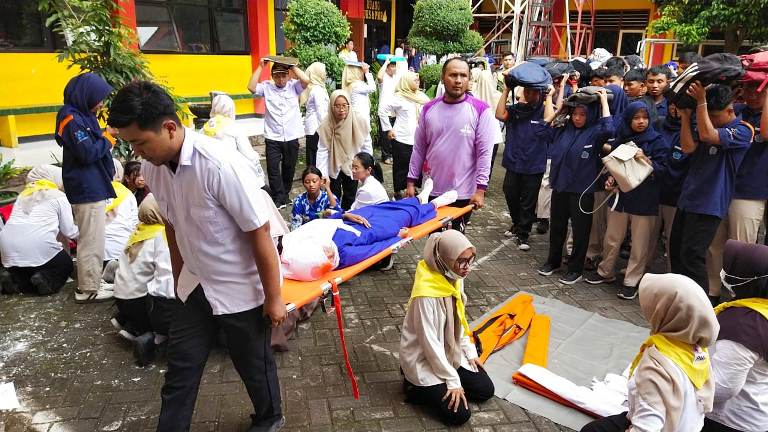 Simulasi Gempa Bermagnitudo 6,5 Latih Siswa SMKN 4 Jember