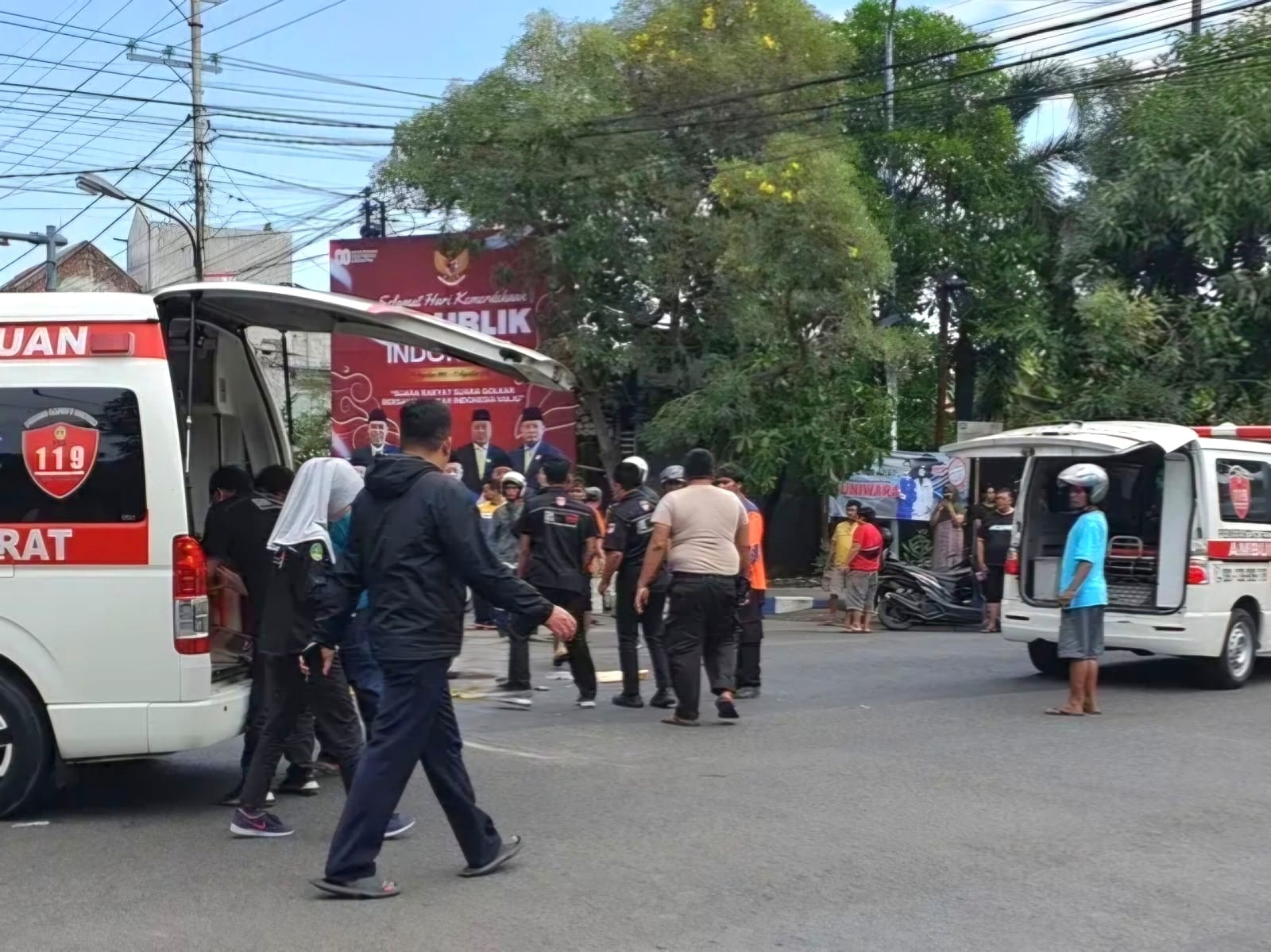 Terobos Lampu Merah, Pemotor Tabrak Mobil Damkar Pasuruan 