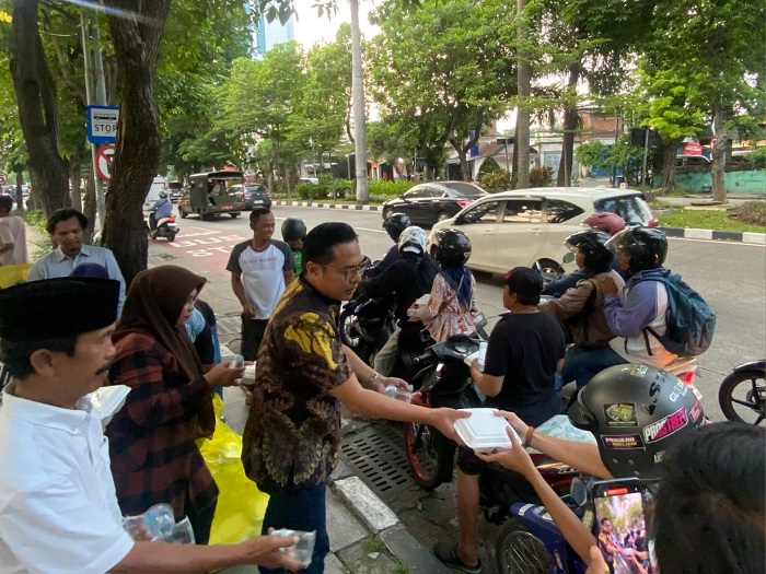 Bulan Ramadan, Partai Golkar Surabaya Bagikan Takjil Gratis ke Masyarakat