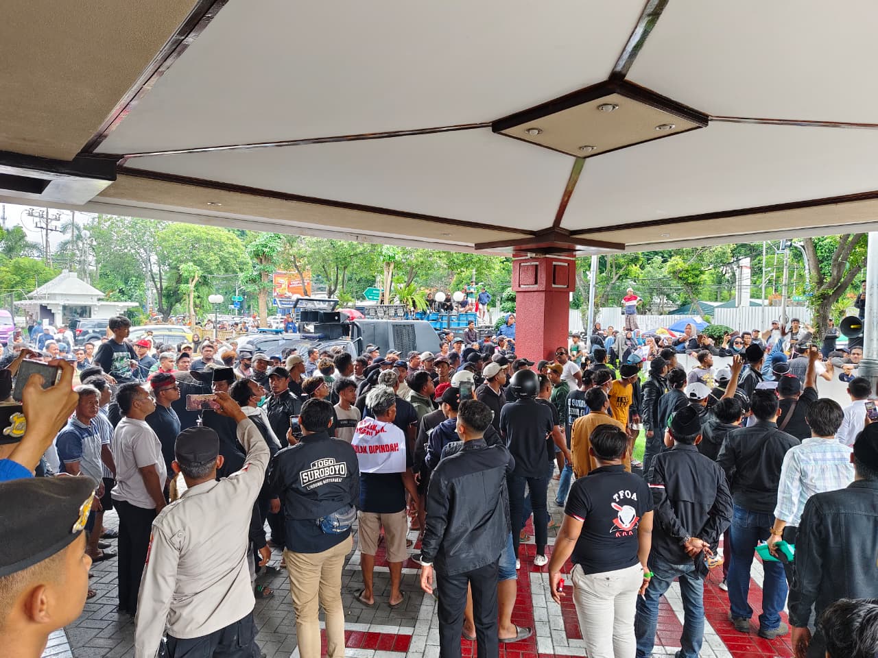 Demo Jagal Memanas, Massa Terobos Gedung DPRD Surabaya