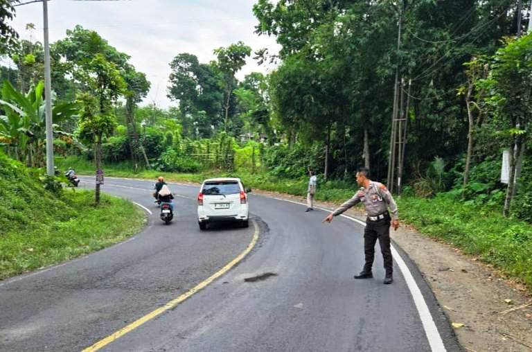 Tabrakan Maut di Tikungan Kuburan Cina Jember, 1 Tewas Terlindas Truk Gandeng Misterius
